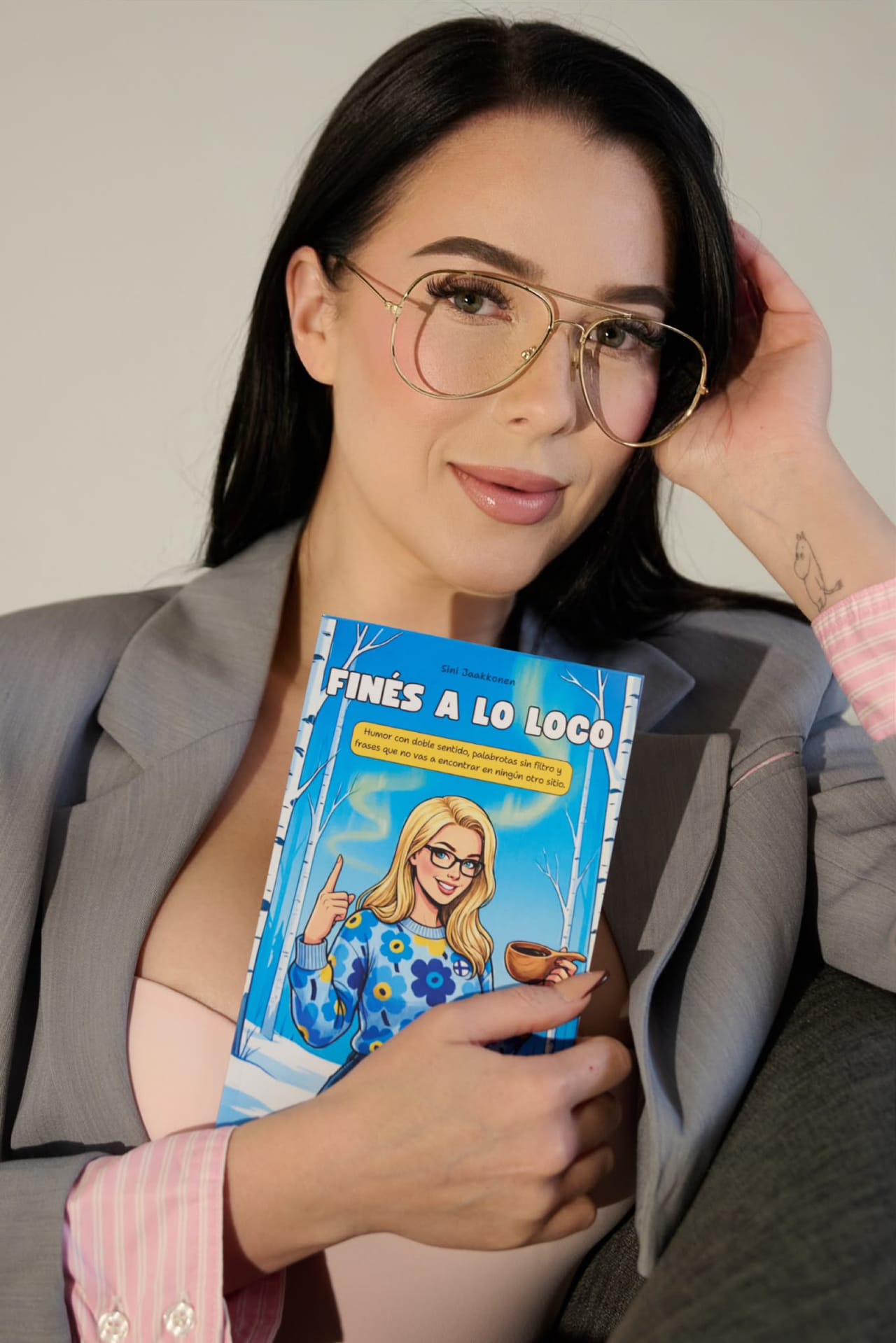 Sini sujetando su libro «Finés a lo loco»