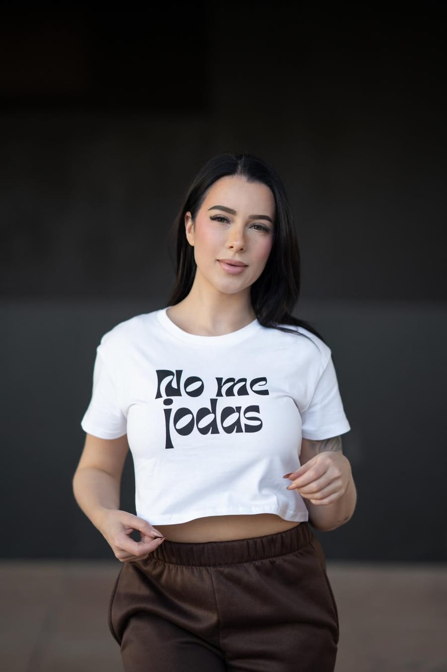 Sini mirando a cámara con una camiseta blanca que dice «no me jodas»
