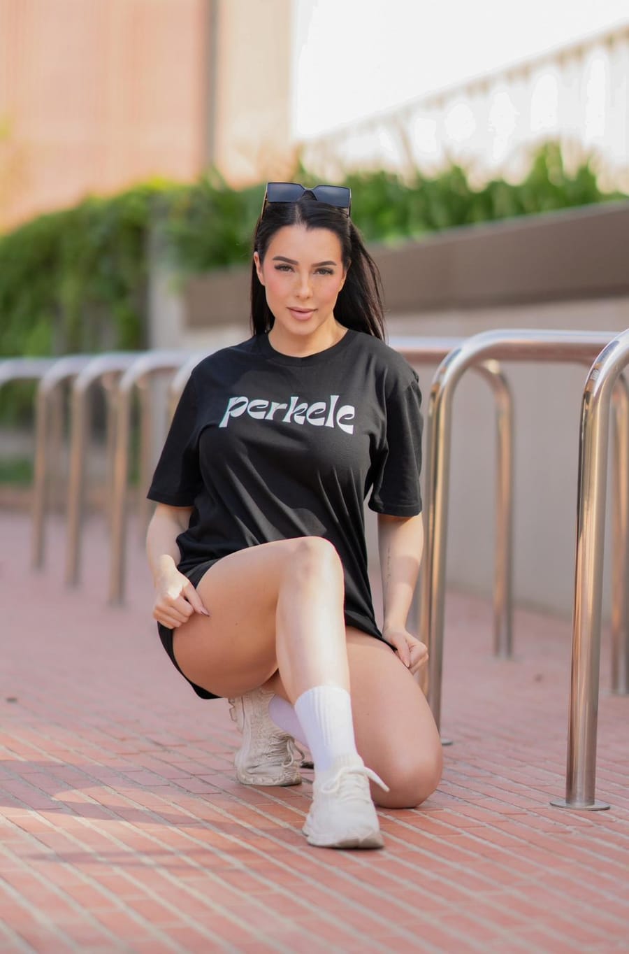Sini con la camiseta perkele en la calle