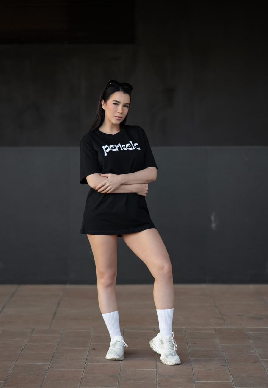 Camiseta oversize negra con la palabra perkele