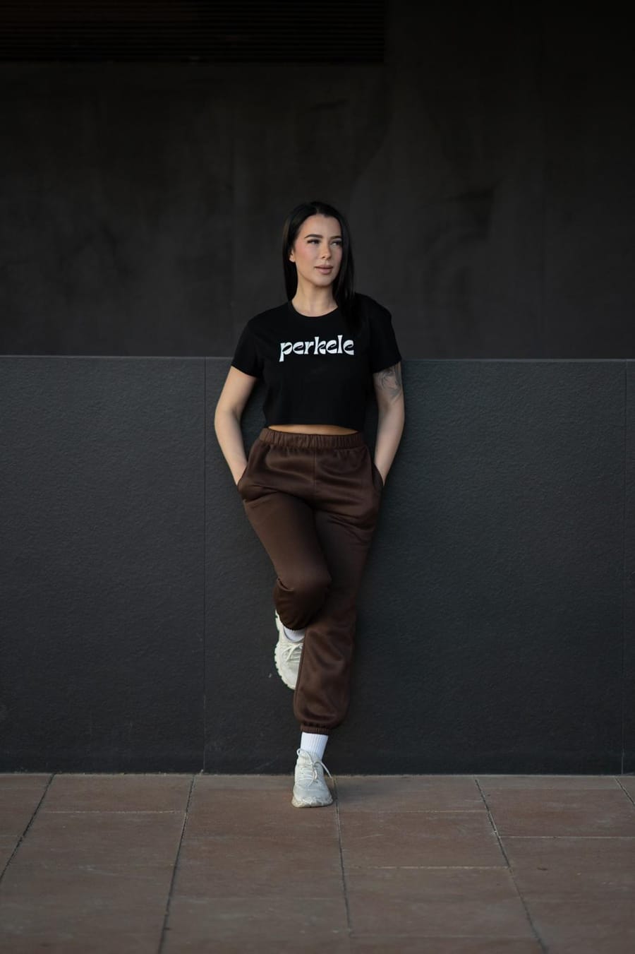 Sini con una camiseta negra donde pone «perkele»